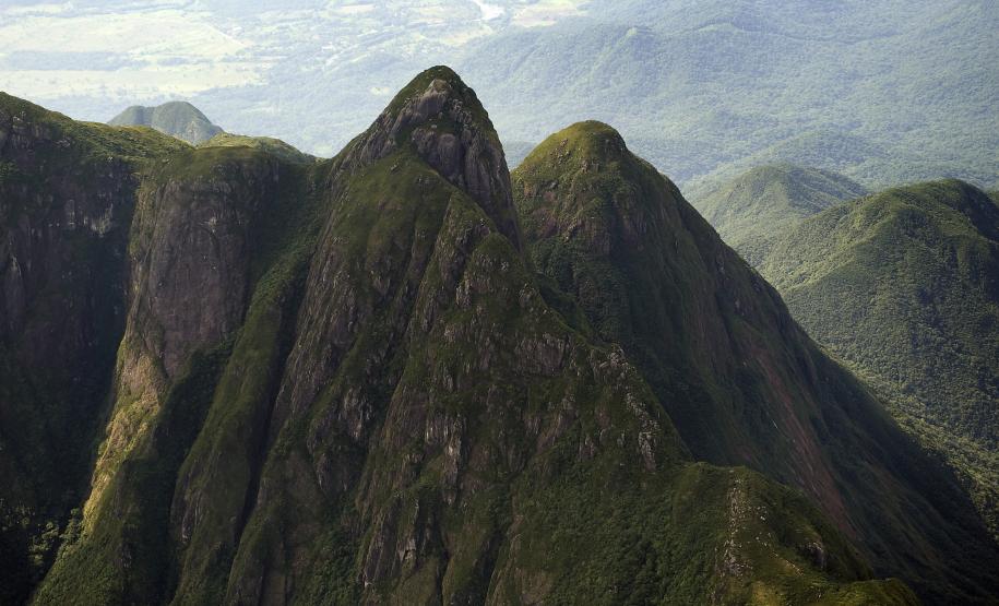 Pico Paraná, montanha mais alta do Sul, completa 75 anos de conquista Pico Paraná, montanha mais alta do Sul, completa 75 anos de conquista
Pico Paraná, montanha mais alta do Sul do Brasil (1.877 metros), completa nesta quarta-feira (13) 75 anos de conquista. Foi descoberto por Reinhard Maack e conquistado em 13 de julho de 1941 e até hoje faz parte do roteiro dos aficionados pelo montanhismo, atraindo aventureiros locais e de outros estados e países