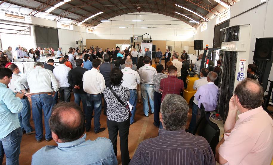A vice-governadora do Paraná, Cida Borghetti, inaugurou, nesta quinta-feira (21), a primeira etapa da Central de Valorização de Materiais Recicláveis de Maringá, um projeto pioneiro no Paraná que alia proteção ao meio ambiente, geração de empregos e renda.Maringá, 21/07/2016.Foto: Jonas Oliveira