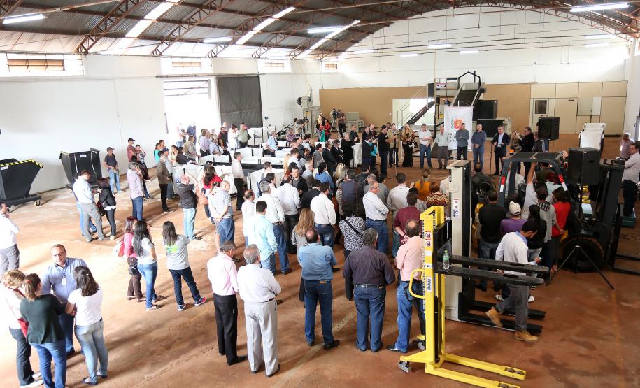 A vice-governadora do Paraná, Cida Borghetti, inaugurou, nesta quinta-feira (21), a primeira etapa da Central de Valorização de Materiais Recicláveis de Maringá, um projeto pioneiro no Paraná que alia proteção ao meio ambiente, geração de empregos e renda.Maringá, 21/07/2016.Foto: Jonas Oliveira