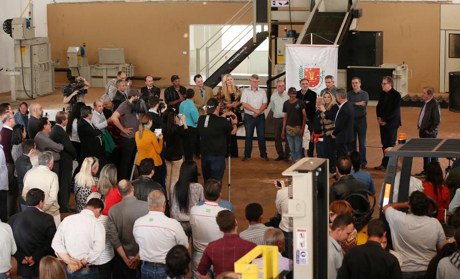 A vice-governadora do Paraná, Cida Borghetti, inaugurou, nesta quinta-feira (21), a primeira etapa da Central de Valorização de Materiais Recicláveis de Maringá, um projeto pioneiro no Paraná que alia proteção ao meio ambiente, geração de empregos e renda.Maringá, 21/07/2016.Foto: Jonas Oliveira