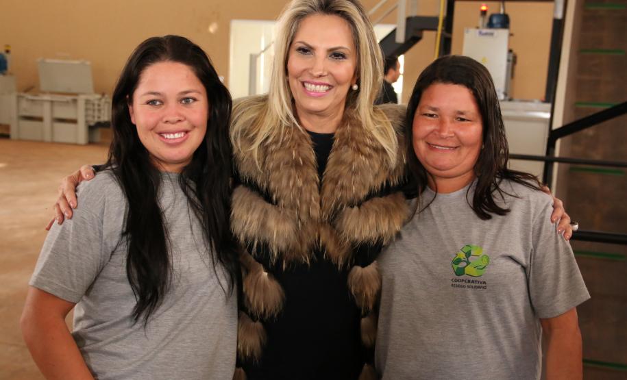 A vice-governadora do Paraná, Cida Borghetti, inaugurou, nesta quinta-feira (21), a primeira etapa da Central de Valorização de Materiais Recicláveis de Maringá, um projeto pioneiro no Paraná que alia proteção ao meio ambiente, geração de empregos e renda.Maringá, 21/07/2016.Foto: Jonas Oliveira