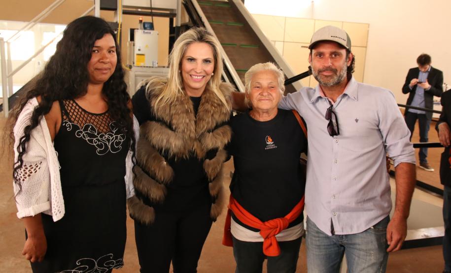 A vice-governadora do Paraná, Cida Borghetti, inaugurou, nesta quinta-feira (21), a primeira etapa da Central de Valorização de Materiais Recicláveis de Maringá, um projeto pioneiro no Paraná que alia proteção ao meio ambiente, geração de empregos e renda.Maringá, 21/07/2016.Foto: Jonas Oliveira