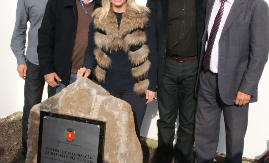 A vice-governadora do Paraná, Cida Borghetti, inaugurou, nesta quinta-feira (21), a primeira etapa da Central de Valorização de Materiais Recicláveis de Maringá, um projeto pioneiro no Paraná que alia proteção ao meio ambiente, geração de empregos e renda.Maringá, 21/07/2016.Foto: Jonas Oliveira