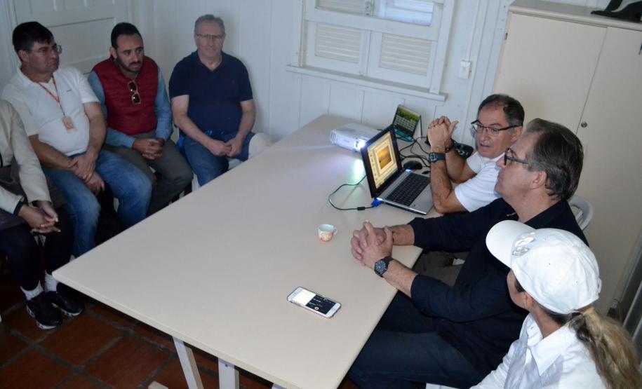 O secretário estadual do Meio Ambiente e Recursos Hídricos, Antonio Carlos Bonetti, visitou terça-feira (26) a Ilha do Mel, Litoral, para tratar de melhorias a serem feitas antes do início do verão