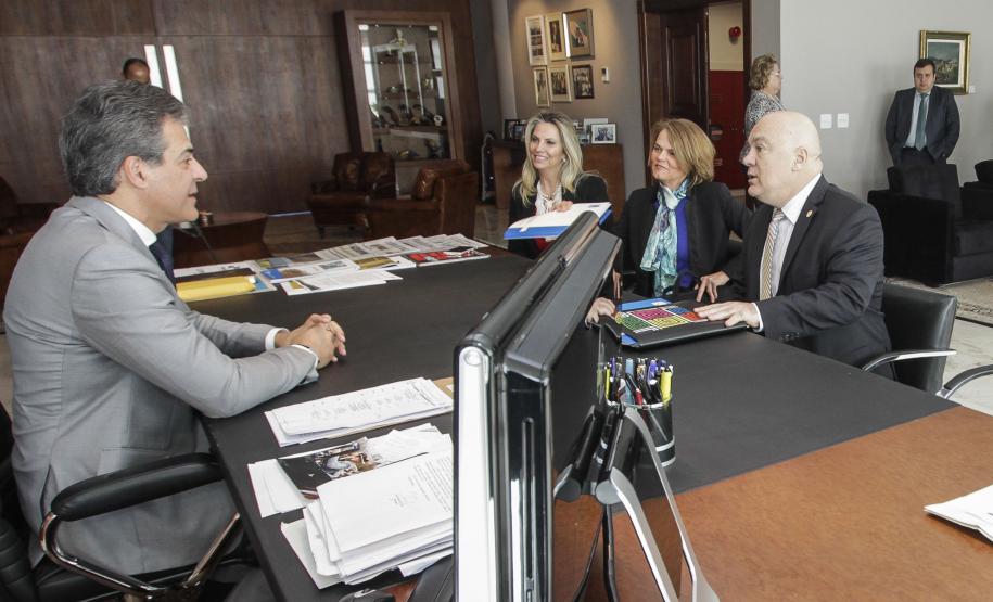 Governador Beto Richa recebe o coordenador residente do sistema de Nações Unidas no Brasil e representante residente do Pnud, Niky Fabianic, e a representante residente do Pnud, Maristela Marques Baioni, acompanhado pela vice-governadora Cida Borghetti e pela secretária da Família e Desenvolvimento Social, Fernanda Richa. Curitiba, 27/07/2016. Foto: Pedro Ribas/ANPr