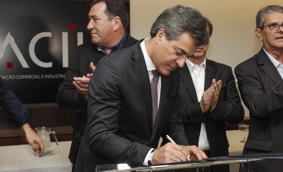 Governador Beto Richa entrega certificado de descentralização do licenciamento, monitoramento e fiscalização ambiental de Londrina. Presentes, o diretor presidente do IAP, Luiz Tarcisio Mossato Pinto, o presidente da Copel, Luiz Fernando Leone, os deputados federais, Alex Canziani e Luiz Carlos Hauly, deputados estaduais, Tiago Amaral e Cobra Repórter, o diretor do BRDE, Orlando Pessuti e demais autoridades. Foto: Pedro Ribas/ANPr