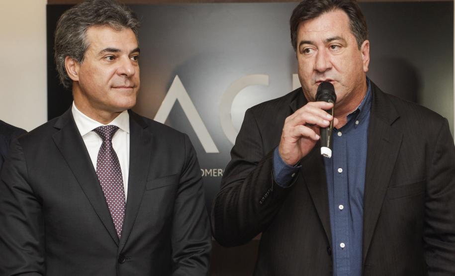 Governador Beto Richa entrega certificado de descentralização do licenciamento, monitoramento e fiscalização ambiental de Londrina. Presentes, o diretor presidente do IAP, Luiz Tarcisio Mossato Pinto, o presidente da Copel, Luiz Fernando Leone, os deputados federais, Alex Canziani e Luiz Carlos Hauly, deputados estaduais, Tiago Amaral e Cobra Repórter, o diretor do BRDE, Orlando Pessuti e demais autoridades. Foto: Pedro Ribas/ANPr