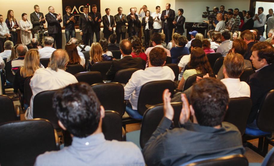 Governador Beto Richa entrega certificado de descentralização do licenciamento, monitoramento e fiscalização ambiental de Londrina. Presentes, o diretor presidente do IAP, Luiz Tarcisio Mossato Pinto, o presidente da Copel, Luiz Fernando Leone, os deputados federais, Alex Canziani e Luiz Carlos Hauly, deputados estaduais, Tiago Amaral e Cobra Repórter, o diretor do BRDE, Orlando Pessuti e demais autoridades. Foto: Pedro Ribas/ANPr