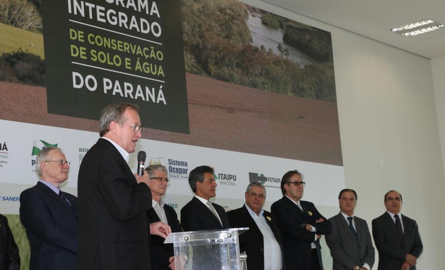 Governador Beto Richa assina decreto que cria o Programa Integrado de Conservação de Solo e Água do Paraná. Participaram da solenidade, o secretário da Agricultura e do Abastecimento, Norberto Ortigara; o vice-presidente e diretor Administrativo do BRDE, Orlando Pessuti; secretário do Meio Ambiente e Recursos Hídricos, Antônio Bonetti; presidente da Sanepar, Mounir Chaowiche; prefeitos, deputados e representantes da iniciativa privada.Curitiba, 29/08/2016.Foto: Orlando Kissner/ANPr