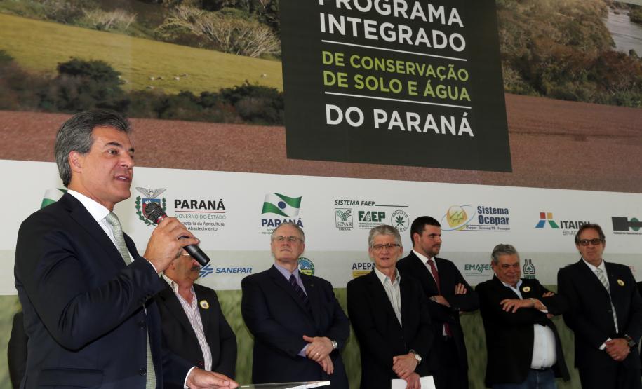Governador Beto Richa assina decreto que cria o Programa Integrado de Conservação de Solo e Água do Paraná. Participaram da solenidade, o secretário da Agricultura e do Abastecimento, Norberto Ortigara; o vice-presidente e diretor Administrativo do BRDE, Orlando Pessuti; secretário do Meio Ambiente e Recursos Hídricos, Antônio Bonetti; presidente da Sanepar, Mounir Chaowiche; prefeitos, deputados e representantes da iniciativa privada.Curitiba, 29/08/2016.Foto: Orlando Kissner/ANPr