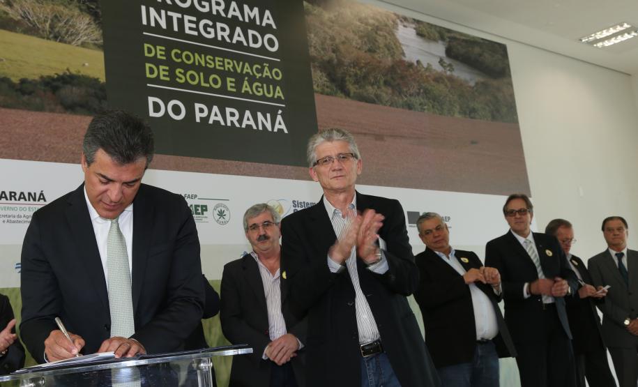 Governador Beto Richa assina decreto que cria o Programa Integrado de Conservação de Solo e Água do Paraná. Participaram da solenidade, o secretário da Agricultura e do Abastecimento, Norberto Ortigara; o vice-presidente e diretor Administrativo do BRDE, Orlando Pessuti; secretário do Meio Ambiente e Recursos Hídricos, Antônio Bonetti; presidente da Sanepar, Mounir Chaowiche; prefeitos, deputados e representantes da iniciativa privada.Curitiba, 29/08/2016.Foto: Orlando Kissner/ANPr