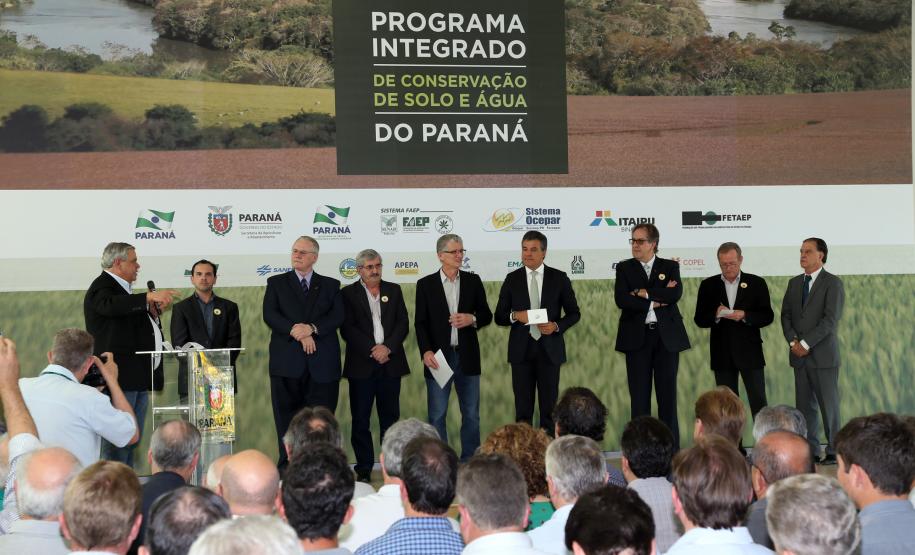 Governador Beto Richa assina decreto que cria o Programa Integrado de Conservação de Solo e Água do Paraná. Participaram da solenidade, o secretário da Agricultura e do Abastecimento, Norberto Ortigara; o vice-presidente e diretor Administrativo do BRDE, Orlando Pessuti; secretário do Meio Ambiente e Recursos Hídricos, Antônio Bonetti; presidente da Sanepar, Mounir Chaowiche; prefeitos, deputados e representantes da iniciativa privada.Curitiba, 29/08/2016.Foto: Orlando Kissner/ANPr
