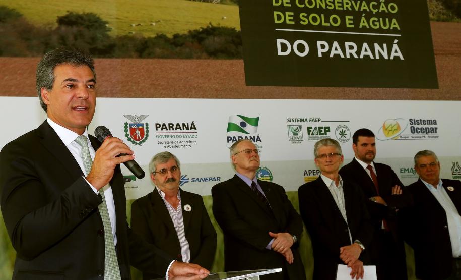 Governador Beto Richa assina decreto que cria o Programa Integrado de Conservação de Solo e Água do Paraná. Participaram da solenidade, o secretário da Agricultura e do Abastecimento, Norberto Ortigara; o vice-presidente e diretor Administrativo do BRDE, Orlando Pessuti; secretário do Meio Ambiente e Recursos Hídricos, Antônio Bonetti; presidente da Sanepar, Mounir Chaowiche; prefeitos, deputados e representantes da iniciativa privada.Curitiba, 29/08/2016.Foto: Orlando Kissner/ANPr