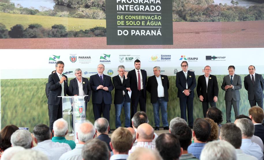 Governador Beto Richa assina decreto que cria o Programa Integrado de Conservação de Solo e Água do Paraná. Participaram da solenidade, o secretário da Agricultura e do Abastecimento, Norberto Ortigara; o vice-presidente e diretor Administrativo do BRDE, Orlando Pessuti; secretário do Meio Ambiente e Recursos Hídricos, Antônio Bonetti; presidente da Sanepar, Mounir Chaowiche; prefeitos, deputados e representantes da iniciativa privada.Curitiba, 29/08/2016.Foto: Orlando Kissner/ANPr