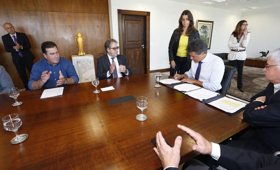 O governador Beto Richa  assina contrato de gestão, entre Simepar, Secretaria do Meio Ambiente, Instituto Ambiental do Paraná e Secretaria da Ciência, Tecnologia e Ensino Superior, para monitoramento e análise do Cadastro Ambiental e Rural