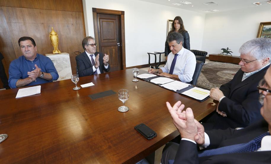 O governador Beto Richa  assina contrato de gestão, entre Simepar, Secretaria do Meio Ambiente, Instituto Ambiental do Paraná e Secretaria da Ciência, Tecnologia e Ensino Superior, para monitoramento e análise do Cadastro Ambiental e Rural