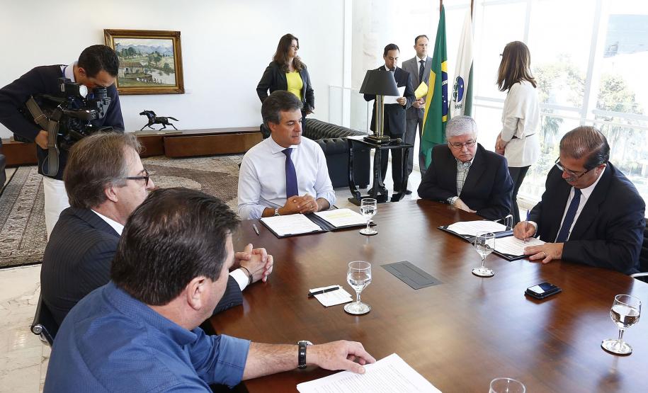 O governador Beto Richa  assina contrato de gestão, entre Simepar, Secretaria do Meio Ambiente, Instituto Ambiental do Paraná e Secretaria da Ciência, Tecnologia e Ensino Superior, para monitoramento e análise do Cadastro Ambiental e Rural