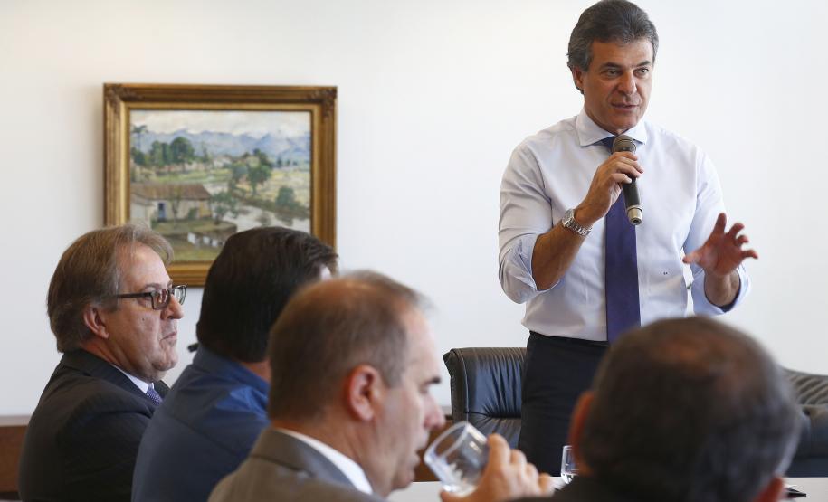 O governador Beto Richa  assina contrato de gestão, entre Simepar, Secretaria do Meio Ambiente, Instituto Ambiental do Paraná e Secretaria da Ciência, Tecnologia e Ensino Superior, para monitoramento e análise do Cadastro Ambiental e Rural