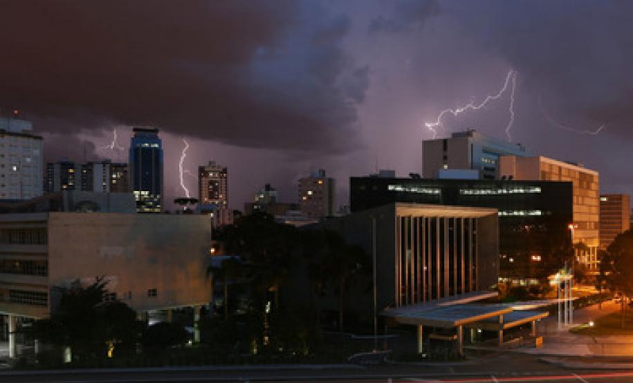 Calor aumenta ocorrência de raios e Defesa Civil orienta sobre como se proteger.Curitiba, 09/12/2015.Foto: Orlano Kissner/ANPr