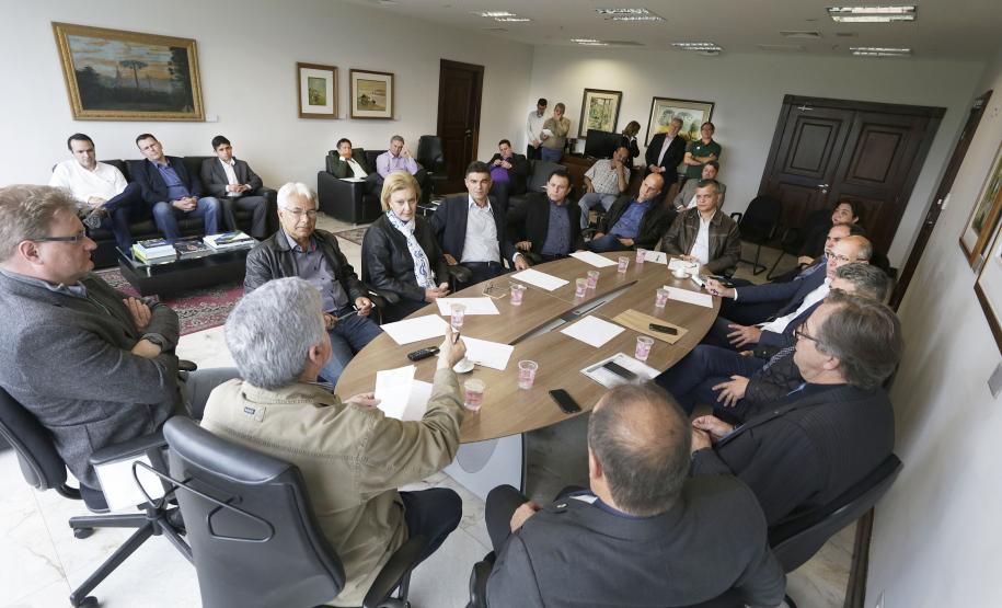 Os secretários Chefe da Casa Civil Valdir Rossoni, da Casa Militar, cel. Adilson Castilho Cassitas e do Meio Ambiente e Recursos Hídricos, Antonio Carlos Bonetti,durante  reunião preparatória para a Operação Verão- 2017,  com prefeitos do litoral.Curitiba, 11-10-16.Foto: Arnaldo Alves / ANPr.