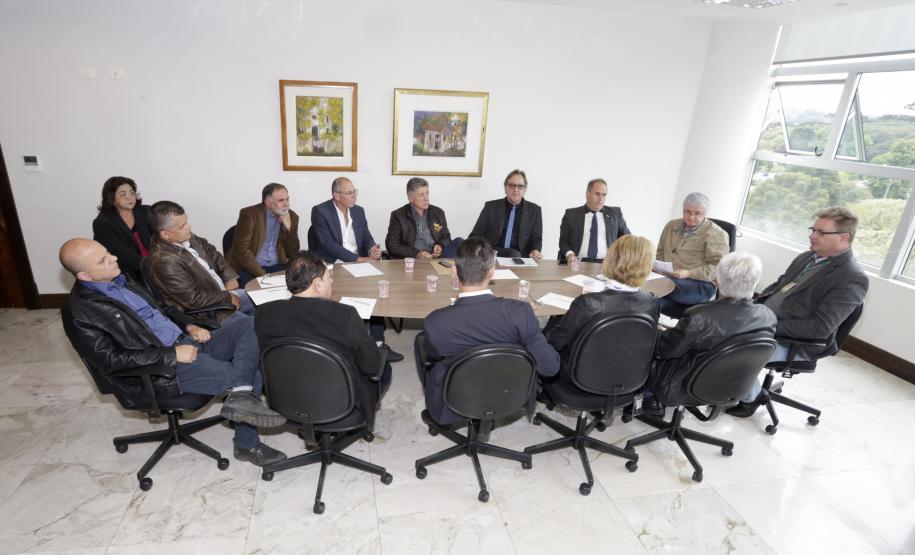 Os secretários Chefe da Casa Civil Valdir Rossoni, da Casa Militar, cel. Adilson Castilho Cassitas e do Meio Ambiente e Recursos Hídricos, Antonio Carlos Bonetti,durante  reunião preparatória para a Operação Verão- 2017,  com prefeitos do litoral.Curitiba, 11-10-16.Foto: Arnaldo Alves / ANPr.