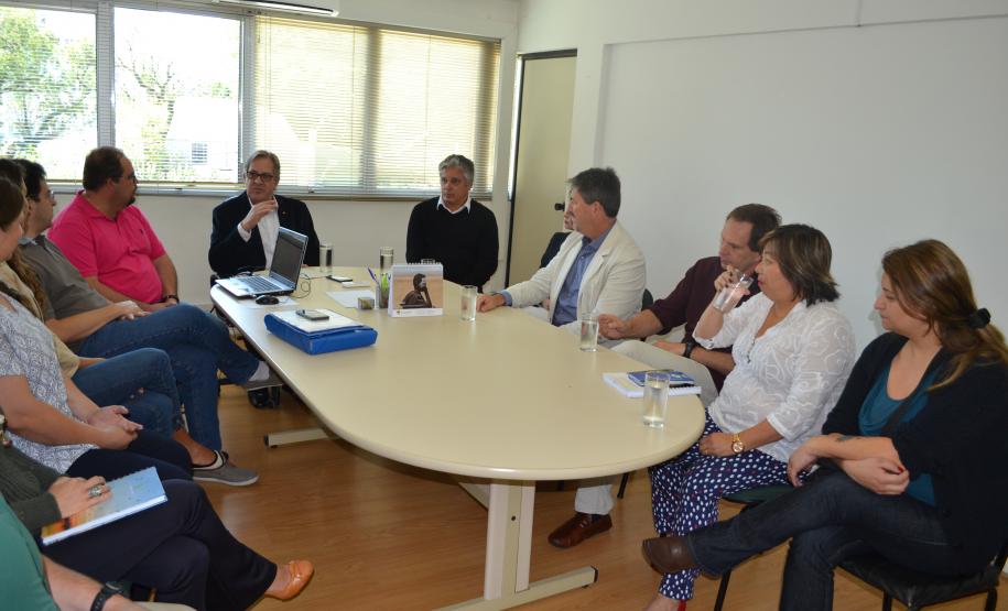 Litoral terá Centro de pesquisa e tratamento de animais marinhos. Na foto, reunião entre secretário estadual do Meio Ambiente e Recursos Hídricos, Antonio Carlos Bonetti, junto com o superintende do Ibama no Paraná, Júlio Gonchorosk, e representantes da Petrobras, do Centro de Estudos do Mar, da Universidade do Vale de Itajaí e do secretário executivo do Colit, Alfredo Parodi. Curitiba, 03/11/2016.Foto: Divulgação SEMA