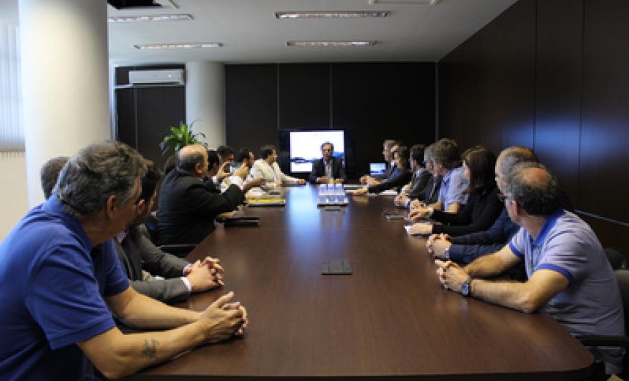 Regulamentação Aquaviária do Paraná - O Governo do Paraná e as prefeituras de Paranaguá e Pontal do Paraná assinaram nesta segunda-feira (21) o convênio para a regulamentação dos terminais de embarque e o transporte de passageiros para a Ilha Mel.  Curitiba, 21/11/2016 - Foto: Henrick Loyola Porzycki.