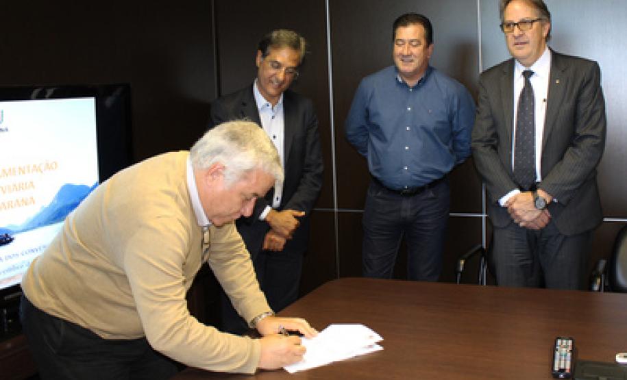 Regulamentação Aquaviária do Paraná - O Governo do Paraná e as prefeituras de Paranaguá e Pontal do Paraná assinaram nesta segunda-feira (21) o convênio para a regulamentação dos terminais de embarque e o transporte de passageiros para a Ilha Mel.  Curitiba, 21/11/2016 - Foto: Henrick Loyola Porzycki.