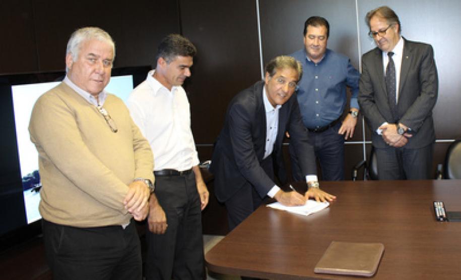 Regulamentação Aquaviária do Paraná - O Governo do Paraná e as prefeituras de Paranaguá e Pontal do Paraná assinaram nesta segunda-feira (21) o convênio para a regulamentação dos terminais de embarque e o transporte de passageiros para a Ilha Mel.  Curitiba, 21/11/2016 - Foto: Henrick Loyola Porzycki.