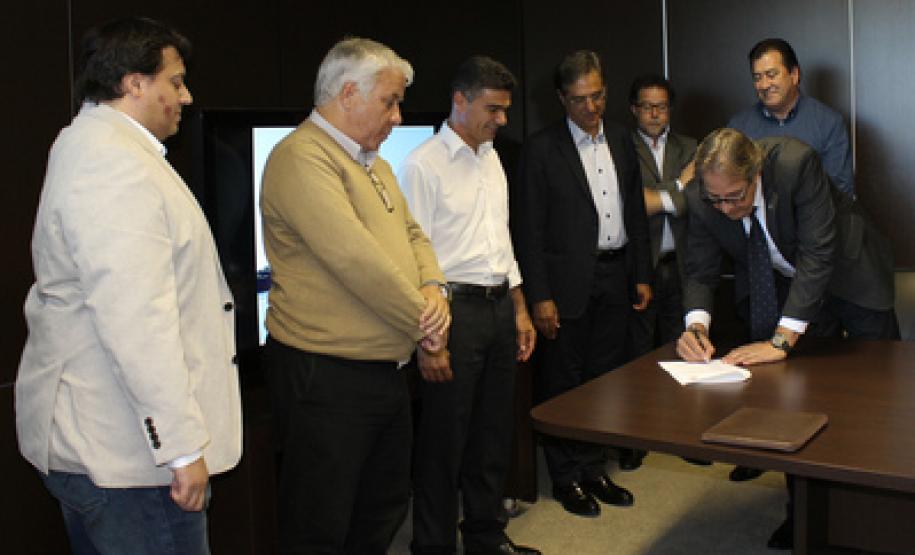 Regulamentação Aquaviária do Paraná - O Governo do Paraná e as prefeituras de Paranaguá e Pontal do Paraná assinaram nesta segunda-feira (21) o convênio para a regulamentação dos terminais de embarque e o transporte de passageiros para a Ilha Mel.  Curitiba, 21/11/2016 - Foto: Henrick Loyola Porzycki.