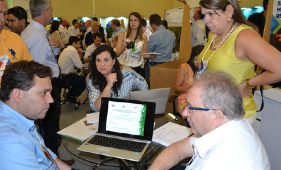 O Paraná poderá ganhar nos próximos anos várias novas áreas protegidas. Este foi um dos assuntos mais procurados pelos futuros gestores no estande da Secretaria Estadual do Meio Ambiente, que participa junto com suas instituições vinculadas do Encontro de Prefeitos e Prefeitas Eleitos, em Foz do Iguaçu. Foz do Iguaçu, 01/12/2016.Foto: Divulgação SEMA