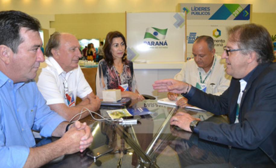 O Paraná poderá ganhar nos próximos anos várias novas áreas protegidas. Este foi um dos assuntos mais procurados pelos futuros gestores no estande da Secretaria Estadual do Meio Ambiente, que participa junto com suas instituições vinculadas do Encontro de Prefeitos e Prefeitas Eleitos, em Foz do Iguaçu. Foz do Iguaçu, 01/12/2016.Foto: Divulgação SEMA