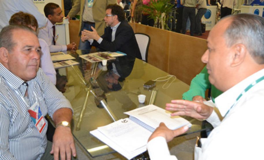 O Paraná poderá ganhar nos próximos anos várias novas áreas protegidas. Este foi um dos assuntos mais procurados pelos futuros gestores no estande da Secretaria Estadual do Meio Ambiente, que participa junto com suas instituições vinculadas do Encontro de Prefeitos e Prefeitas Eleitos, em Foz do Iguaçu. Foz do Iguaçu, 01/12/2016.Foto: Divulgação SEMA