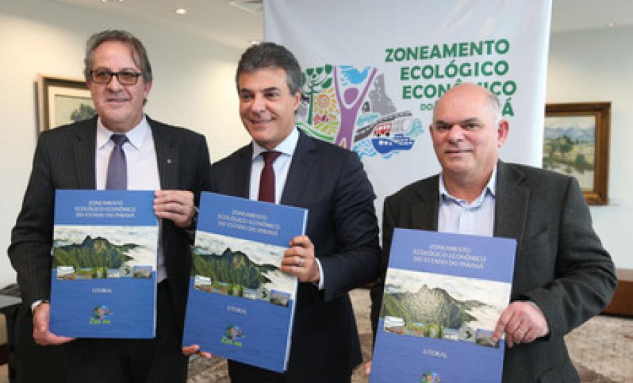 Governador Beto Richa assina o decreto de Zoneamento Ecológico e Econômico do Lital (ZEE Litaral). Presentes o secretário do Meio Ambiente e Recursos Hídricos, Antônio Carlos Bonetti e o diretor presidente do Instituto de Terras, Cartografia e Geociência (ITCG), Amilcar Cabral, e demais autoridades.Curitiba, 05/09/2016.Foto: Orlando Kissner/ANPr
