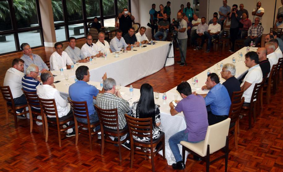 O Governador Beto Richa durante encontro com Prefeitos do Litoral do Parana, com deputados Alexandre Curi, Mounir Chauwiche Sanepar Pepe Richa Infraestura,e deputado Nelsom Justus.Foto Orlando Kiisner ANPR/ 19/01/2017- Caioba /Pr