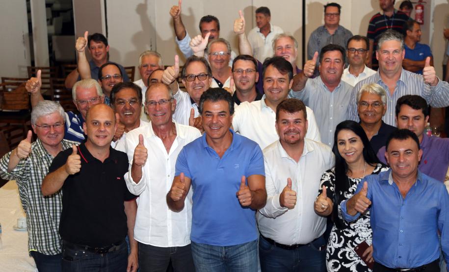 O Governador Beto Richa durante encontro com Prefeitos do Litoral do Parana, com deputados Alexandre Curi, Mounir Chauwiche Sanepar Pepe Richa Infraestura,e deputado Nelsom Justus.Foto Orlando Kiisner ANPR/ 19/01/2017- Caioba /Pr