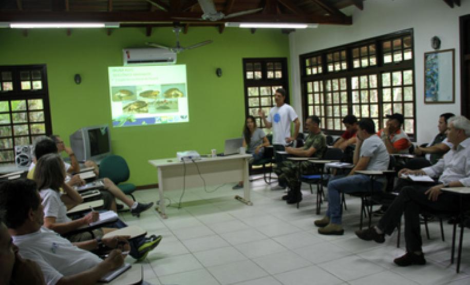 Reunião no Parque Estadual Rio da Onça, em Matinhos, sobre atuação conjunta entre o IAP, Secretaria do Meio Ambiente, Corpo de Bombeiros, Polícia ambiental, municípios do Litoral e o Centro de estudos do Mar (CEM), da Universidade Federal do Paraná (UFPR), sobre resgate de animais marinhos nas praias do Estado.Matinhos, 01/02/2017.Foto: Soldado Augusto/PMPR