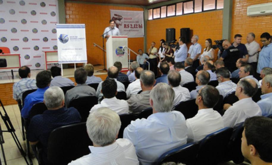 Presidente do IAP, Luiz Tarcísio Mossato Pinto, assina portaria que regulamenta licenciamento ambiental para uso da energia solar.Cascavel, 08/02/2017.Foto: Divulgação IAP