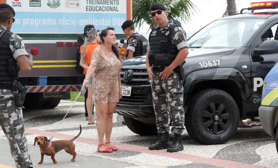 A Secretaria de Meio Ambiente e Recursos Hídricos (Sema), com apoio de diversos órgãos do Governo do Estado, promoveu uma blitz educativa no calçadão de Caiobá, em Matinhos (PR), na tarde deste sábado (11/02) para alertar motoristas e passageiros sobre a conscientização para o transporte e os cuidados com a saúde dos animais de estimação