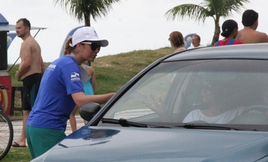 A Secretaria de Meio Ambiente e Recursos Hídricos (Sema), com apoio de diversos órgãos do Governo do Estado, promoveu uma blitz educativa no calçadão de Caiobá, em Matinhos (PR), na tarde deste sábado (11/02) para alertar motoristas e passageiros sobre a conscientização para o transporte e os cuidados com a saúde dos animais de estimação
