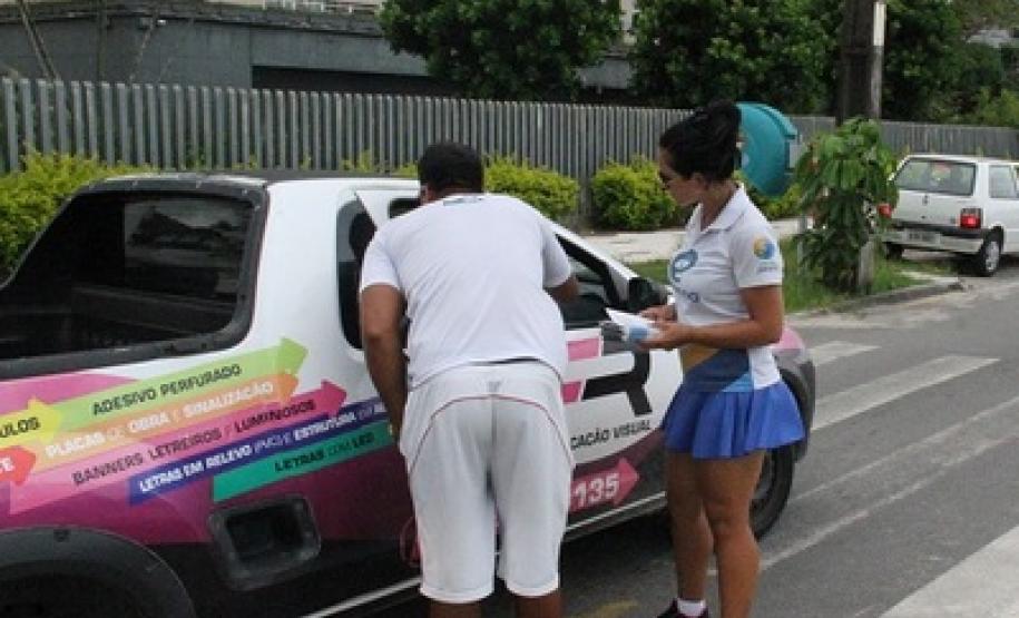 A Secretaria de Meio Ambiente e Recursos Hídricos (Sema), com apoio de diversos órgãos do Governo do Estado, promoveu uma blitz educativa no calçadão de Caiobá, em Matinhos (PR), na tarde deste sábado (11/02) para alertar motoristas e passageiros sobre a conscientização para o transporte e os cuidados com a saúde dos animais de estimação