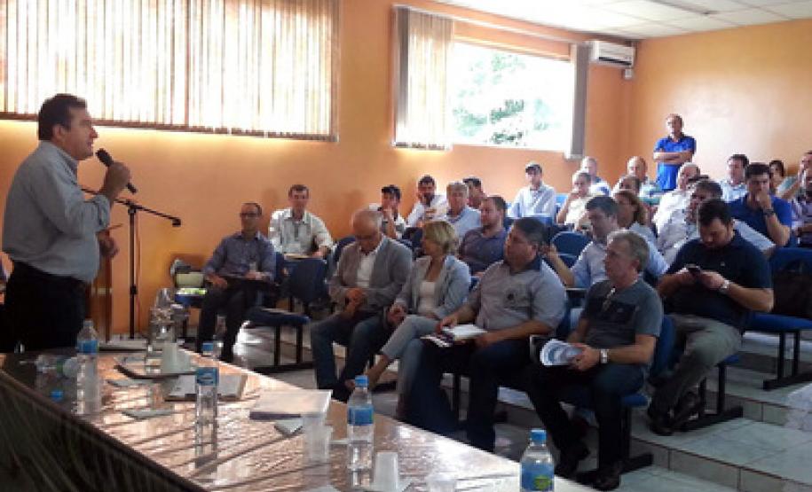 Os municípios da região Centro-sul do estado formalizaram carta de intenção para a descentralização do Licenciamento Ambiental por meio de consórcio. O documento foi entregue ao presidente do Instituto Ambiental do Paraná (IAP), Luiz Tarcísio Mossato Pinto, nessa sexta-feira (17), durante reunião ordinária da Associação dos Municípios do Centro do Paraná (Amocentro), em Pitanga.Foto: IAP