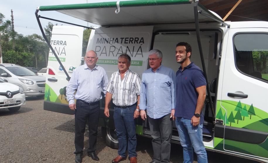 O Programa de Regularização Fundiária PróRural-Renda e Cidadania no Campo, coordenado pelo Instituto de Terras, Cartografia e Geologia do Paraná (ITCG), entregou nesta sexta-feira (10) Mapas, Memoriais Descritivos e ART (Anotação de Responsabilidade Técnica) das propriedades de 156 pequenos produtores do municipio de Cruz Machado, na região sudeste do Paraná. Foto: ITCG