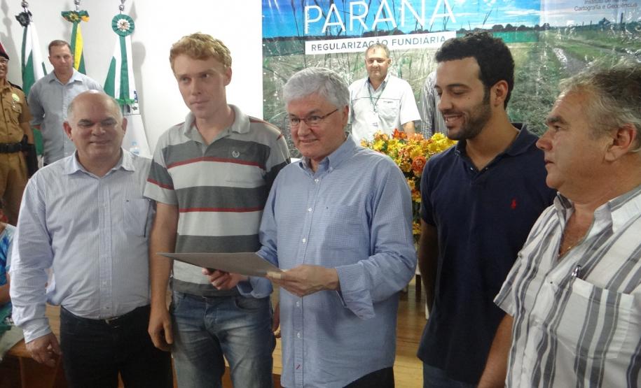 O Programa de Regularização Fundiária PróRural-Renda e Cidadania no Campo, coordenado pelo Instituto de Terras, Cartografia e Geologia do Paraná (ITCG), entregou nesta sexta-feira (10) Mapas, Memoriais Descritivos e ART (Anotação de Responsabilidade Técnica) das propriedades de 156 pequenos produtores do municipio de Cruz Machado, na região sudeste do Paraná. Foto: ITCG
