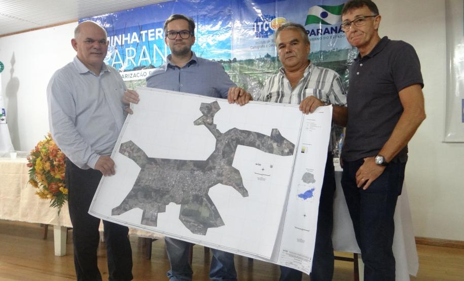 O Programa de Regularização Fundiária PróRural-Renda e Cidadania no Campo, coordenado pelo Instituto de Terras, Cartografia e Geologia do Paraná (ITCG), entregou nesta sexta-feira (10) Mapas, Memoriais Descritivos e ART (Anotação de Responsabilidade Técnica) das propriedades de 156 pequenos produtores do municipio de Cruz Machado, na região sudeste do Paraná. Foto: ITCG