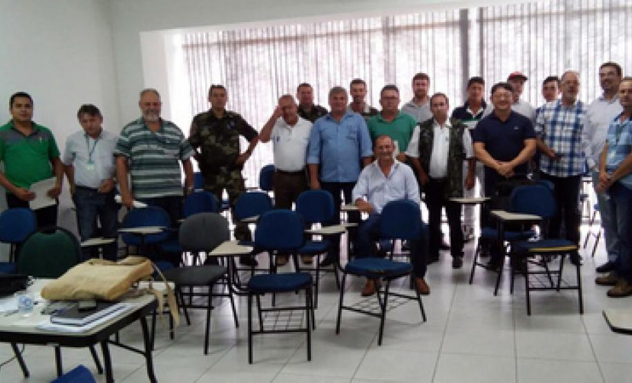 O Instituto Ambiental do Paraná (IAP) promoveu uma reunião em seu Escritório Regional em Cianorte para tratar das portarias nº 092/2016 e 097/2016, que regulamentam a pesca amadora e profissional na Bacia do Rio Ivaí. O encontro reuniu membros do grupo de trabalho para discutir a atualização das normas das portarias.Cianorte, 10/03/2017.Foto: Divulgação IAP