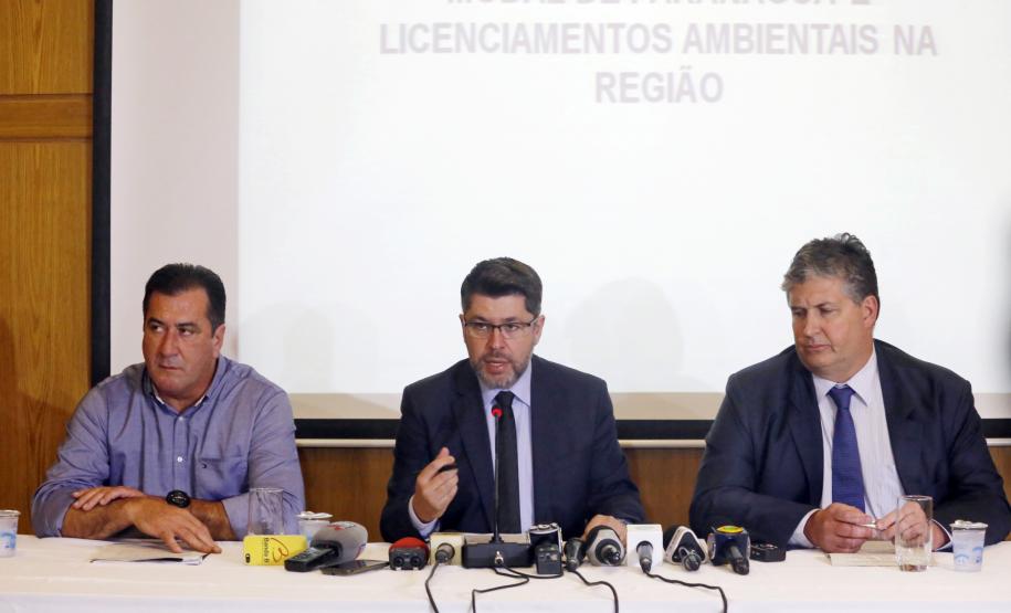 Coletiva Instituto Ambiental do Paraná (IAP) para esclarecimentos sobre o eixo modal de Paranaguá e licenciamentos ambientais na região. Participaram da coletiva o presidente do IAP, Luiz Tarcísio Mossato Pinto; o diretor-presidente da Administração dos Portos de Paranaguá e Antonina ( APPA), Luiz Henrique Dividino; e o procurador geral do Estado, Paulo Sérgio Rosso.Curitiba, 03/04/2017.Foto: Arnaldo Alves/ANPr