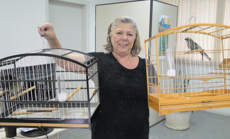 O Instituto Ambiental do Paraná (IAP) cedeu os cuidados de 32 pássaros silvestres a voluntários que se cadastraram junto ao órgão. São animais das mais diversas espécies nativas silvestres que não têm condições de retornar à natureza. Os voluntários fizeram o cadastro para serem guardiões dessas espécies. Na foto, a profissional da área de comunicação Neusa Mansur recebeu a guarda de dois trinca ferros.Curitiba, 06/04/2017.Foto: Divulgação IAP
