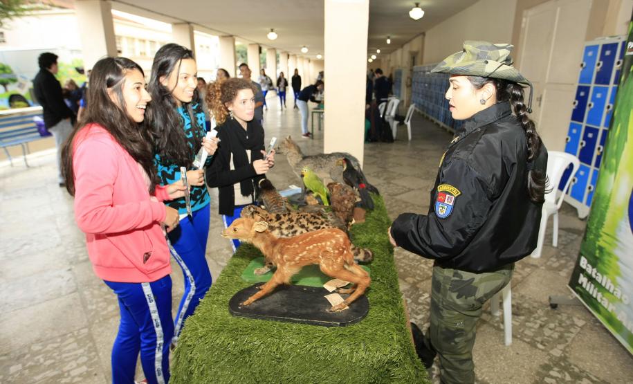 A preocupação com a preservação ambiental, combate ao desperdício, pesquisas de fontes alternativas de energia e a promoção de hábitos alimentares saudáveis estão entre os temas trabalhados nas escolas estaduais, por meio de projetos educacionais voltados à sustentabilidade.Foto: Hedeson Alves/Arquivo SEED