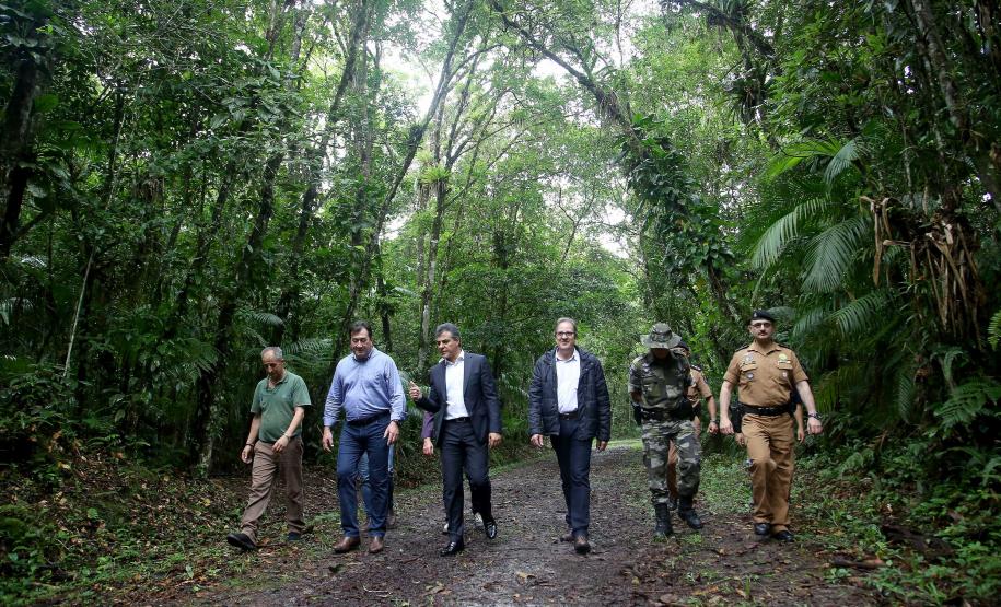 O governador Beto Richa assinou nesta segunda-feira, 5 de Junho, Dia Mundial do Ambiente, dois decretos que ampliam em 4,65 mil hectares a área de proteção ambiental da Mata Atlântica em Paranaguá, no Litoral do Estado. Um decreto criou o Parque Estadual do Palmito e o outro aumentou a área da Estação Ecológica Guaraguaçu. As unidades são integradas, formam um corredor ambiental e são, ambas gerenciadas pelo Instituto Ambiental do Paraná (IAP). Paranaguá, 05/06/2017.Foto: Jaelson Lucas/ANPr